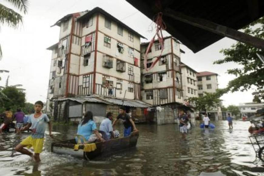  Inundaciones en Filipinas. A principios de 2012, las inundaciones en la isla de Mindanao destruyeron las casas de más de 10.000 personas. En menos de 24 horas, ACNUR pudo enviar mantas, lonas y bidones desde el almacén logístico que tiene ACNUR en Dubai.