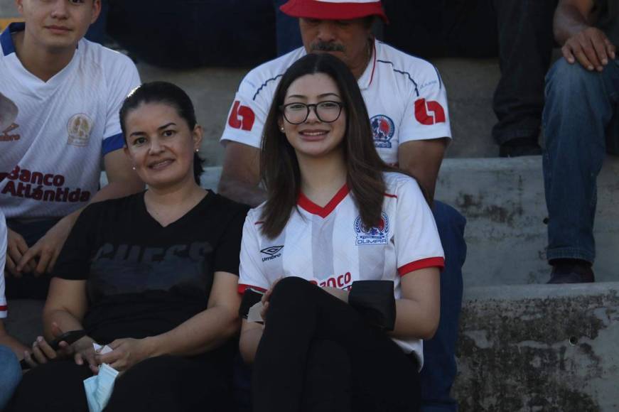 En el estadio Marcelo Tinoco de Danlí el Olimpia contó con el apoyo de sus bellas aficionadas.