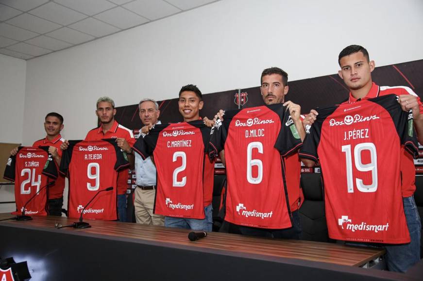 El delantero hondureño Ángel Tejeda fue presentado como nuevo jugador de la Liga Deportiva Alajuelense de Costa Rica. El catracho usará el dorsal 9.