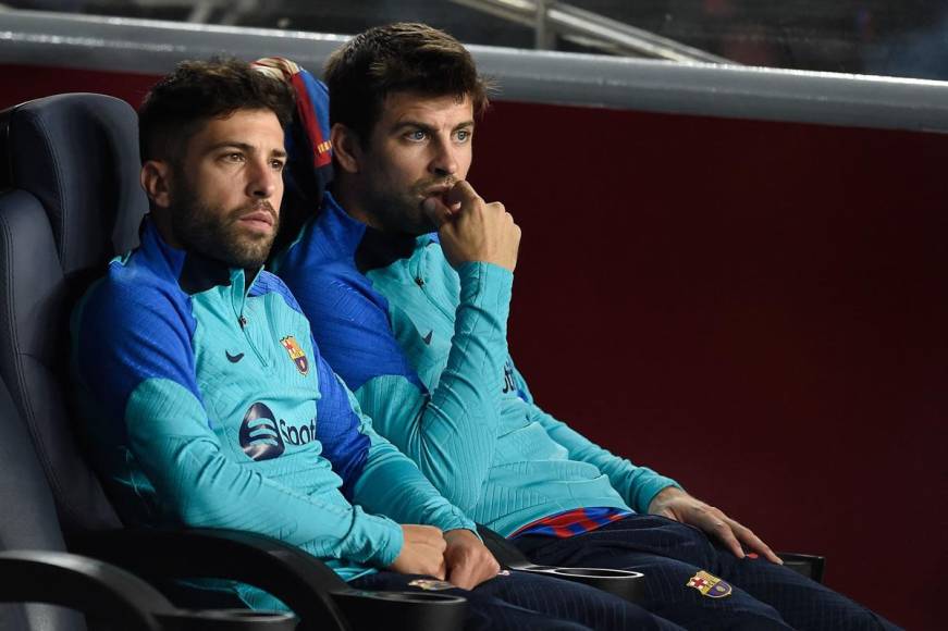 Dos leyendas azulgranas en el banquillo. Gerard Piqué y Jordi Alba no cuentan para Xavi Hernández en el Barcelona.