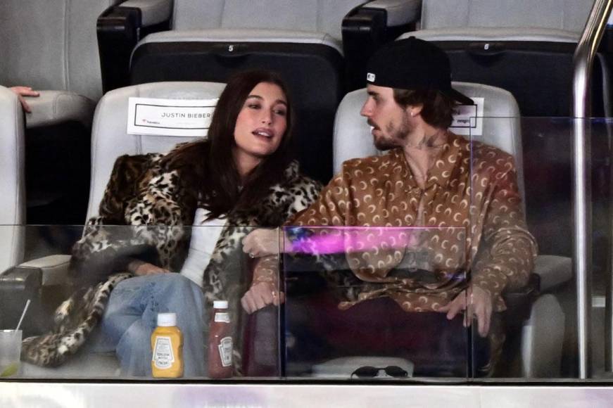 El cantautor canadiense Justin Bieber y su esposa, la modelo estadounidense Hailey Bieber, viendo el Super Bowl LVIII.