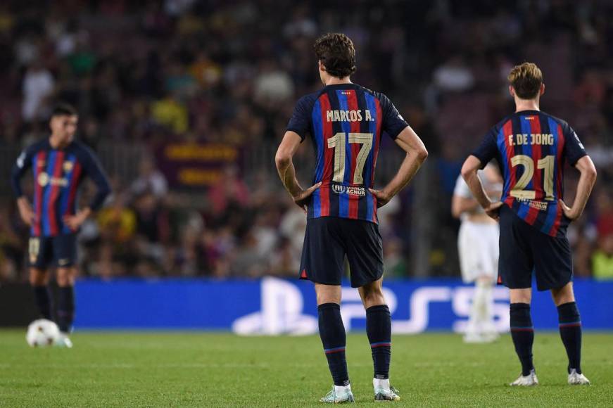 Marcos Alonso y Frenkie de Jong, tras encajar el tercer gol del Bayern Múnich.