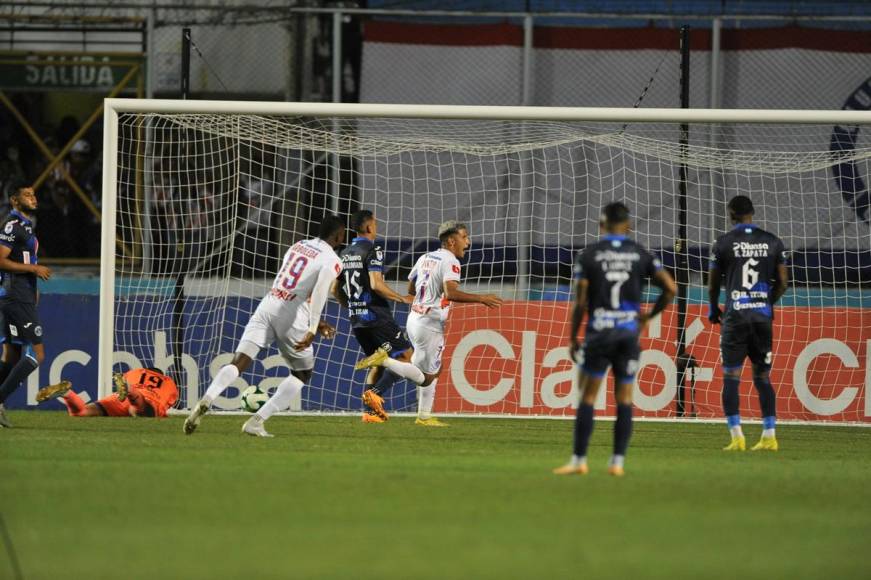 José Mario Pinto corre a celebrar su doblete ante la tristeza de los jugadores del Motagua.