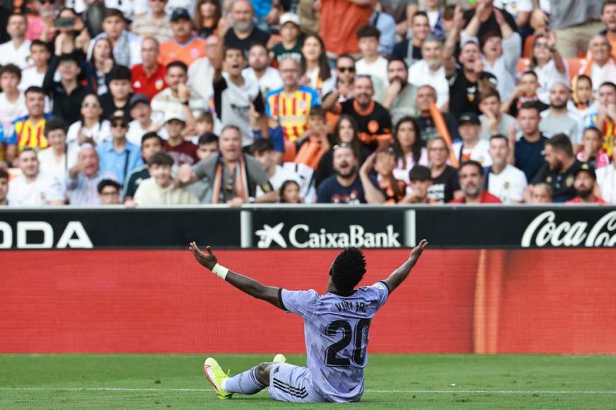 Real Madrid cayó el domingo en Mestalla ante el Valencia, que se llevó la victoria con gol de Diego López, a los 33 minutos. El brasileño Vinicius fue expulsado en tiempo de adición, en un partido que terminó en escándalo. Los insultos racistas sacaron de casillas a ‘Vini’.