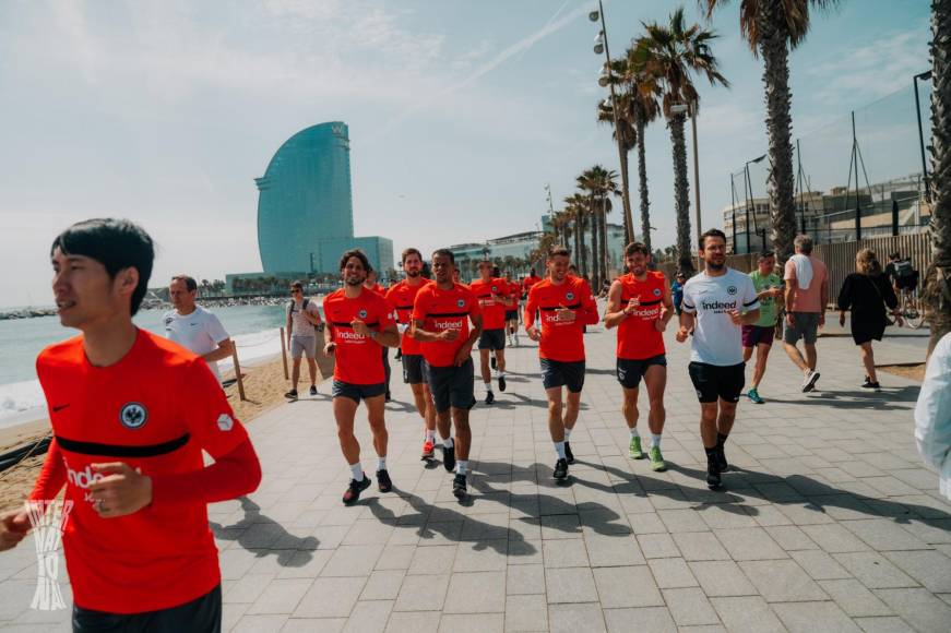 El club alemán compartió en sus redes sociales imágenes del equipo en las calles de Barcelona.