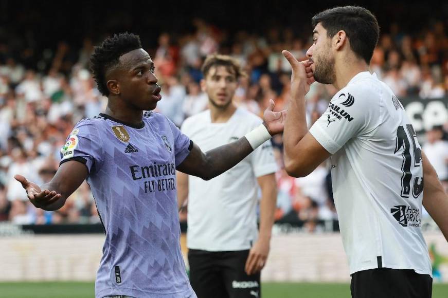 Los insultos sufridos por el delantero brasileño Vinicius el domingo en el campo del Valencia han levantado una nueva ola de indignación, haciendo planear de nuevo el espectro del racismo en el fútbol español.