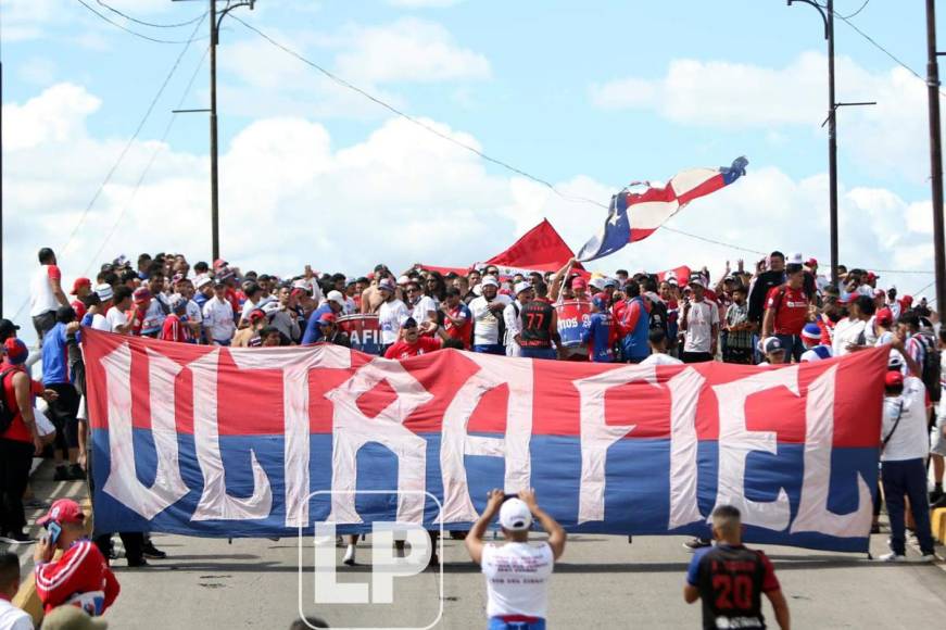 La Ultra Fiel, barra del Olimpia, montó un gran show en su llegada al estadio Nacional Chelato Uclés