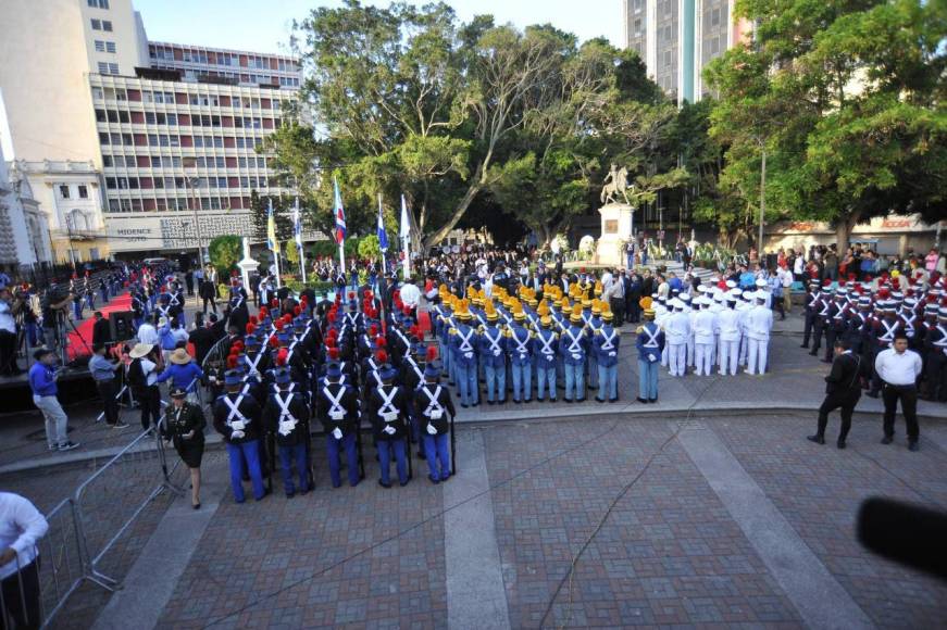 Con el cierre de los actos en el Parque Central de Tegucigalpa las autoridades se encaminaron al Estadio Nacional para ver los más de 80 colegios que desfilarán.