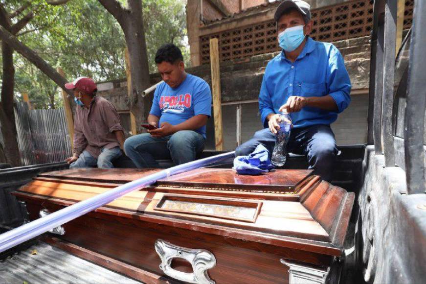 Entre llanto familiares retiran cuerpos de masacre en Comayagua