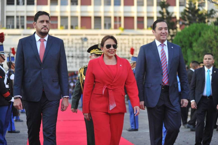 El secretario de defensa, Manuel Zelaya junto a Héctor Zelaya hijo de la mandataria acompañaron a la presidenta en la alfombra de honor para presenciar los actos conmemorativos del 202 año de independencia.