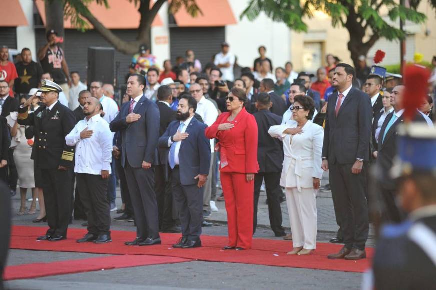 Los presidentes de los tres poderes del Estado presentes en los actos conmemorativos desarrollados en el Parque Central de Tegucigalpa.