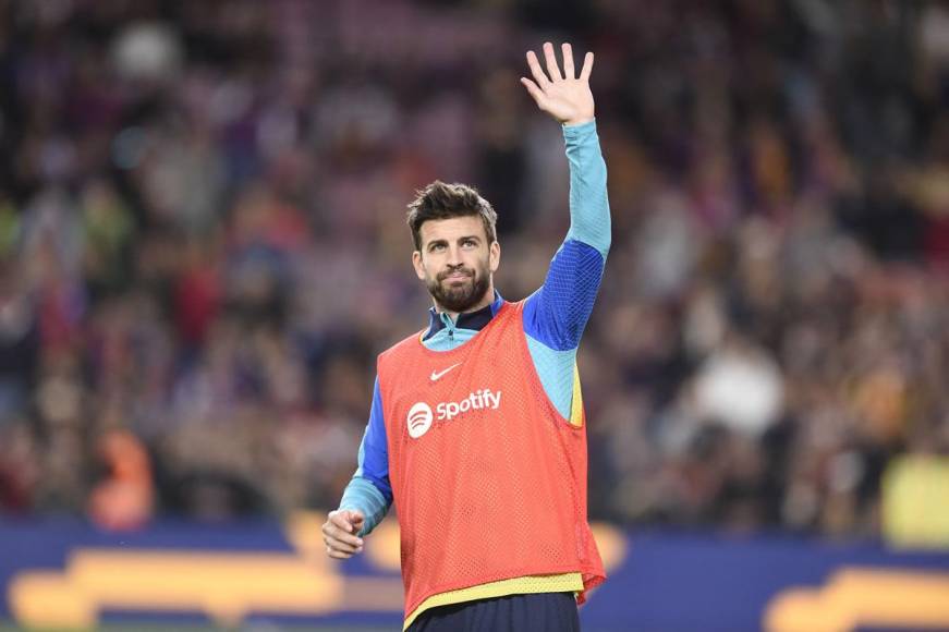 Gerard Piqué saludando a los aficionados del Barcelona en el Spotify Camp Nou durante el calentamiento previo al partido contra Almería.