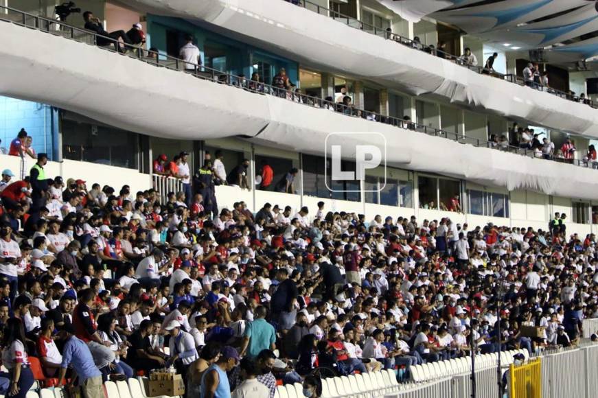 Abarrotado de aficionados del Olimpia luce el estadio Nacional Chelato Uclés.