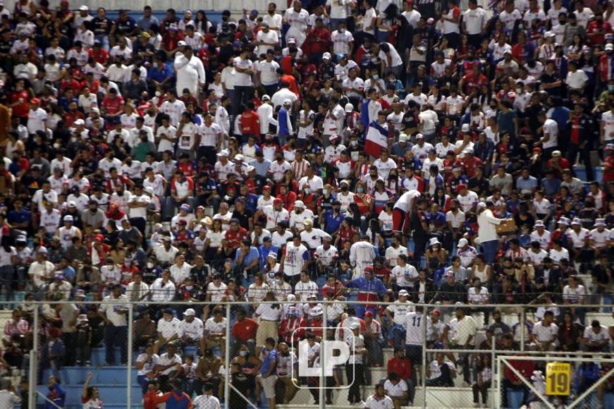 La afición del Olimpia llenó el estadio Nacional Chelato Uclés apoyando a su equipo ante el Municipal