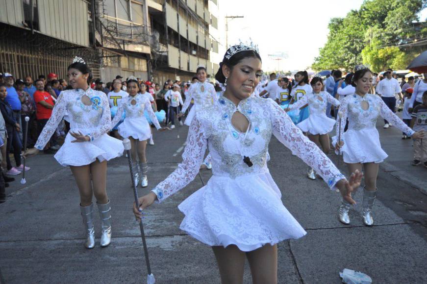 ¡Derroche de belleza! Preciosas palillonas deslumbran en desfiles de Tegucigalpa