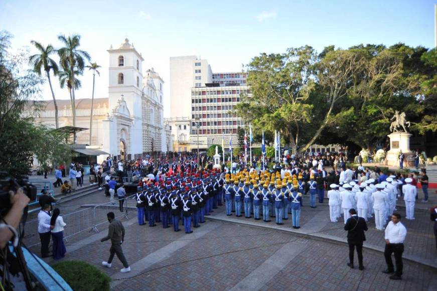 Y es que la mandataria arrancó honrando a la patria desde el Parque Central de Tegucigalpa. Cuadros de cadetes adornaron los actos.