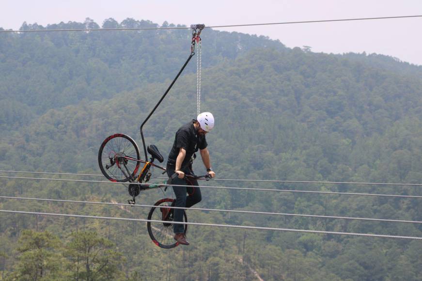 Durante la inauguración, el regidor municipal, Walter López, sufrió un percance en la bicicleta.