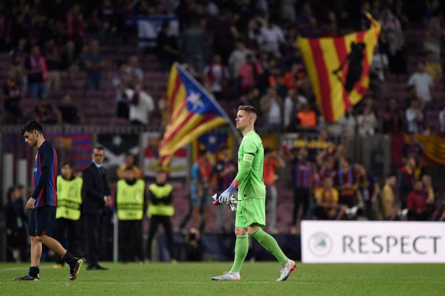 Ter Stegen y Pedri, cabizbajos se marchan al vestuario tras el final del primer tiempo.