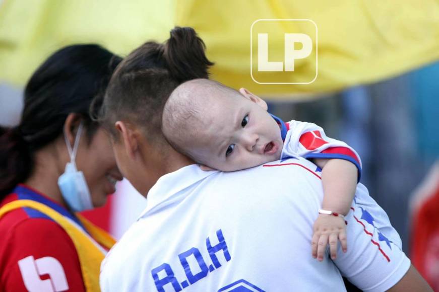 Los aficionados del Olimpia llegaron al estadio Nacional Chelato Uclés en familia.