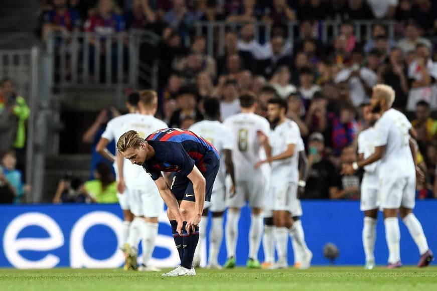 Jugadores del Bayern Múnich celebrando al fondo, mientras Frenkie de Jong se lamenta.