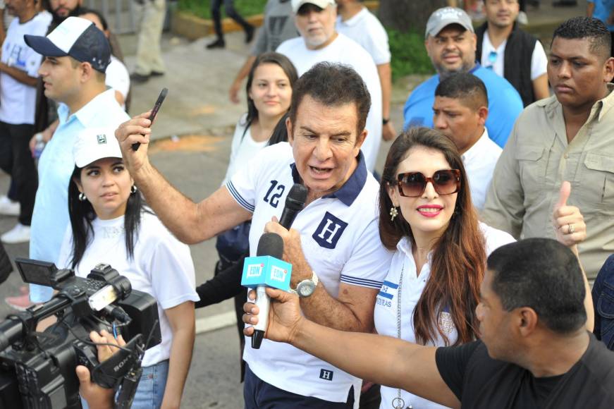 El pólemico designado presidencial, Salvador Nasralla, acompañado por su esposa la diputada del PSH, Iroshka Elvir.