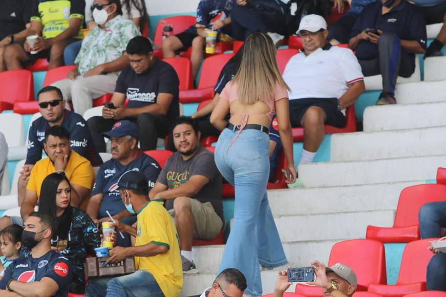 Esta guapa chica robó miradas en las gradas del estadio Nacional Chelato Uclés durante el juego Motagua-Olancho FC.