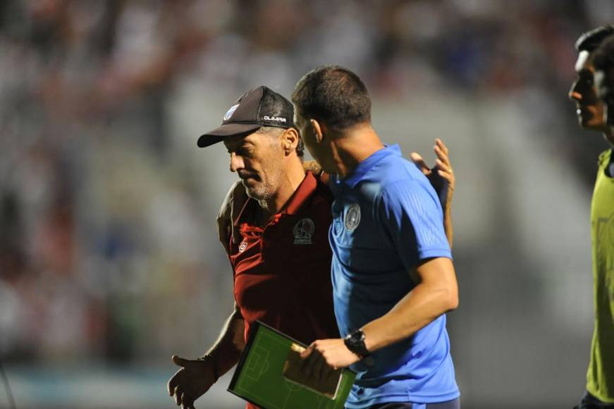 Pedro Troglio y Ariel Guevara, asistente técnico de César Vigevani en el Motagua, se abrazaron al final del partido.