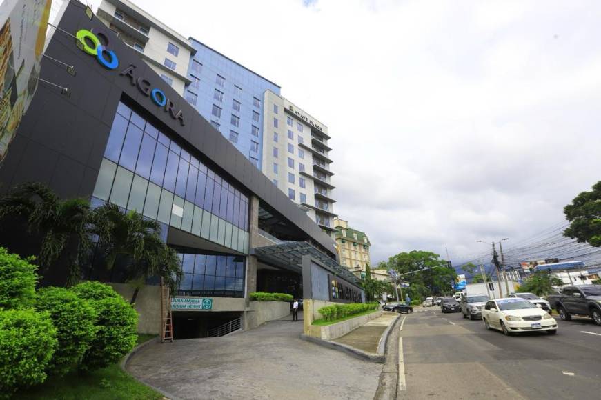 El primer hotel Hyatt Place de San Pedro Sula abrió sus puertas en 2018, el hotel de 138 habitaciones forma parte del complejo Ágora, que integra un centro comercial y oficinas corporativas.
