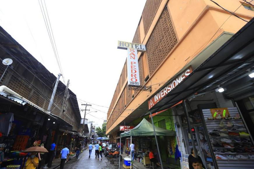 Hotel San Pedro, la entrada al edificio ha sido tapada por el comercio informal, se encuentra en barrio El Centro entre 1 y 2 avenida 3 calle. Cuenta con parqueo privado.