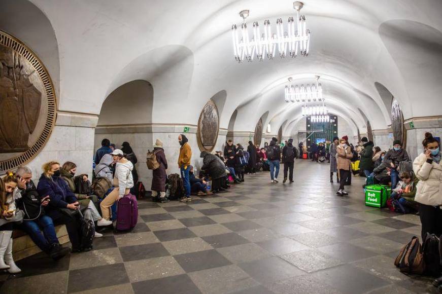 Mientras tanto, en Kiev, cientos de ciudadanos se refugiaban de los bombardeos en las estaciones del metro.
