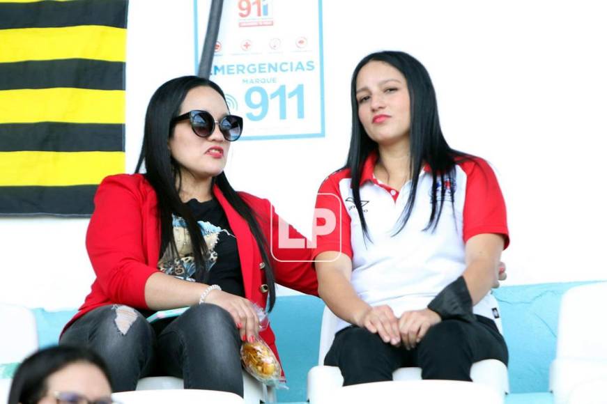 Las hermosas chicas que llegaron al Clásico para apoyar al Olimpia.