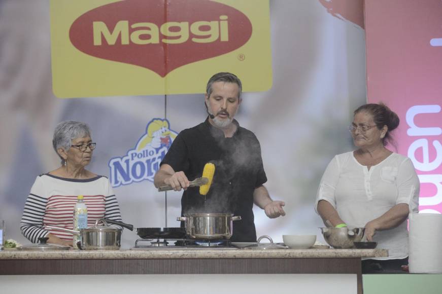 Carlos Leal, con ayuda de las dos hondureñas, preparó unas deliciosas Tostadas de Esquites con pollo. 