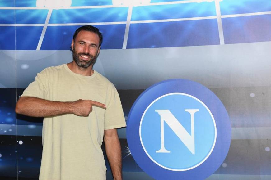 El Napoli refuerza su portería con Salvatore Sirigu, que fue anunciado como nuevo jugador del conjunto italiano. El guardameta de 35 años llega libre tras terminar su contraro con el Genoa.