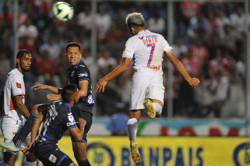 El pequeño José Mario Pinto saltó y le ganó a la defensa del Motagua para marcar con este cabezazo el 2-0 del Olimpia.