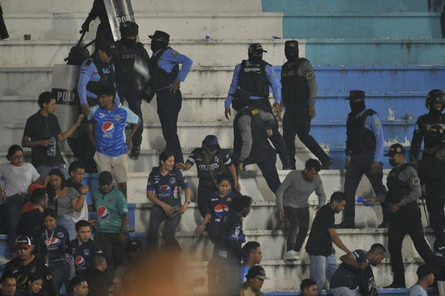 Los elementos policiales decidieron sacar a los aficionados del Motagua del estadio faltando minutos para el final del partido.