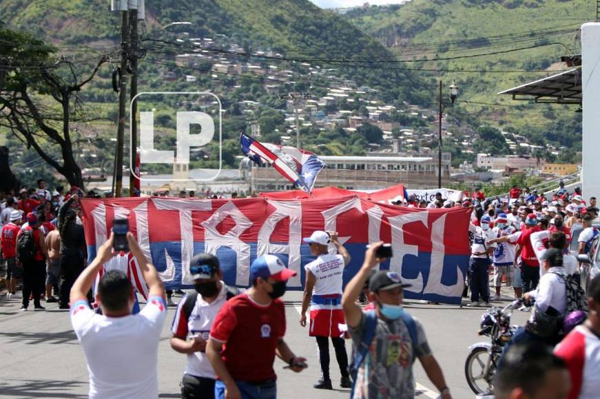 La Ultra Fiel, barra del Olimpia, montó un gran show en su llegada al estadio Nacional Chelato Uclés