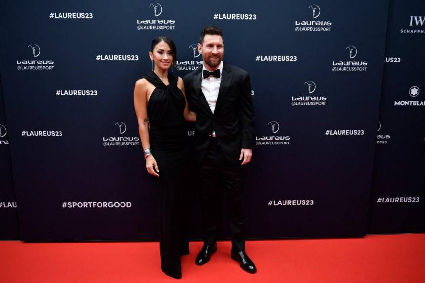 Antonela posando con Messi en la alfombra roja de los premios Laureus.