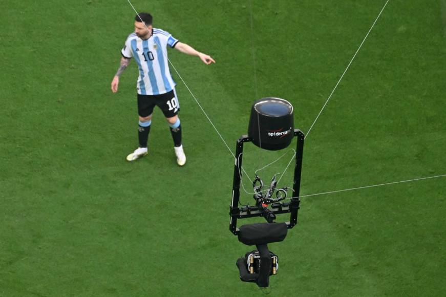 Todas las cámaras estaban sobre Lionel Messi en su debut en la Copa del Mundo.