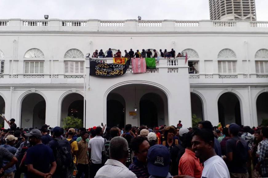  La oficina del primer ministro de Sri Lanka, Ranil Wickremesinghe, afirmó este sábado que un grupo de manifestantes incendió la residencia privada del mandatario en una jornada marcada por las masivas protestas para exigir la dimisión del Gobierno por su gestión de la crisis económica.