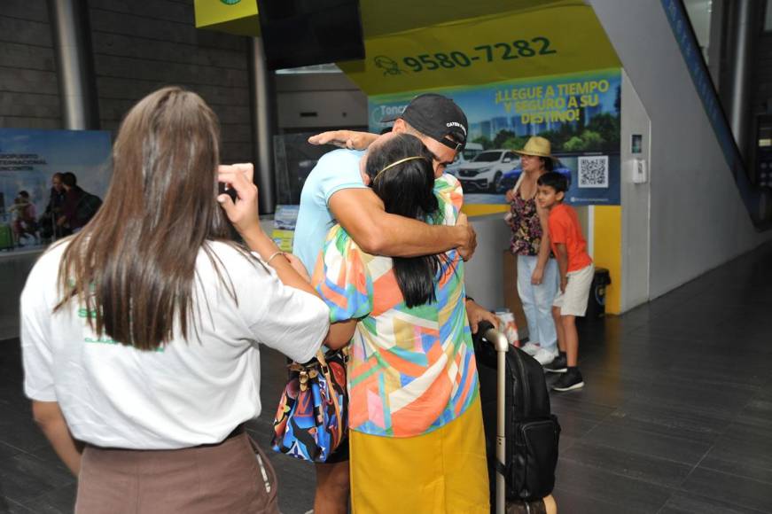 El ‘Bicho’ Palma fue también abrazado y recibido con varias lágrimas por parte de su madre, María Luisa.