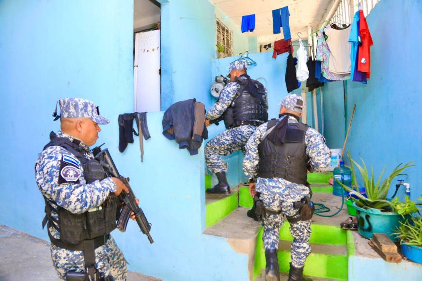 Tras varias horas de iniciada la operación, el ministro de Justicia y Seguridad, Gustavo Villatoro, dijo que “ya son 12 pandilleros que se encuentran detenidos, todos con antecedentes penales”.