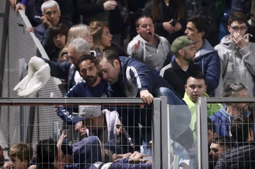 La afición buscaba a como diera lugar poder salir de las graderías e ingresar al campo.