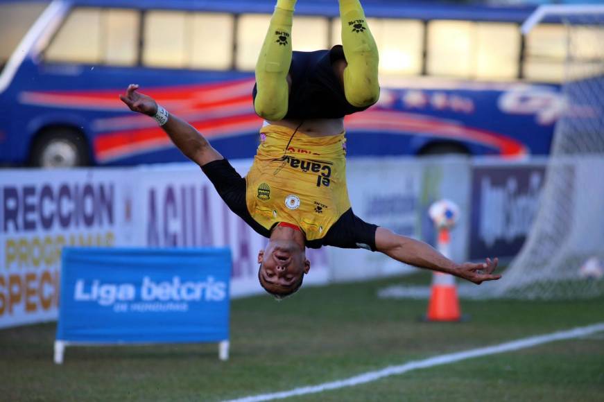 Así fue el acrobático festejo del mexicano Omar Rosas tras su primer gol contra los Lobos de la UPN.