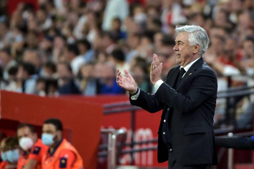 Carlo Ancelotti aplaudiendo a sus jugadores tras ganar al Sevilla en un épico partido.