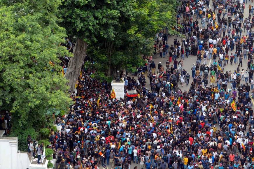 Un gran número de personas se concentraron este sábado en Colombo, buena parte llegadas desde otras zonas del país isleño, para marcar el tercer mes de protestas continuas para exigir la dimisión de Rajapaksa.