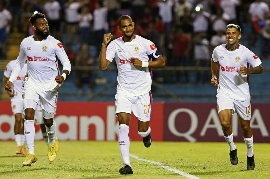 Jerry Bengtson corriendo a celebrar su gol tras marcar el penal.