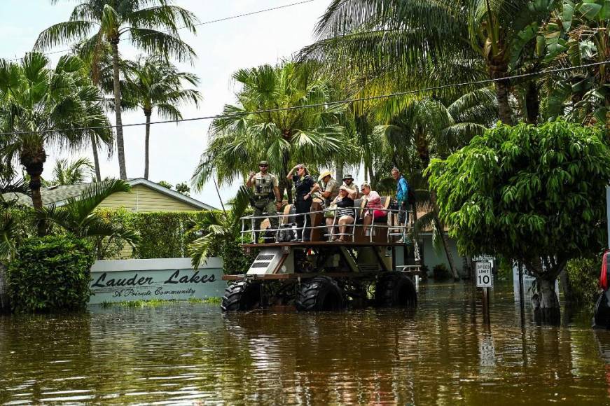 Las personas son rescatadas por la policía de Florida Fish and Wildlife Conservation de un vecindario inundado después de fuertes lluvias en Fort Lauderdale.