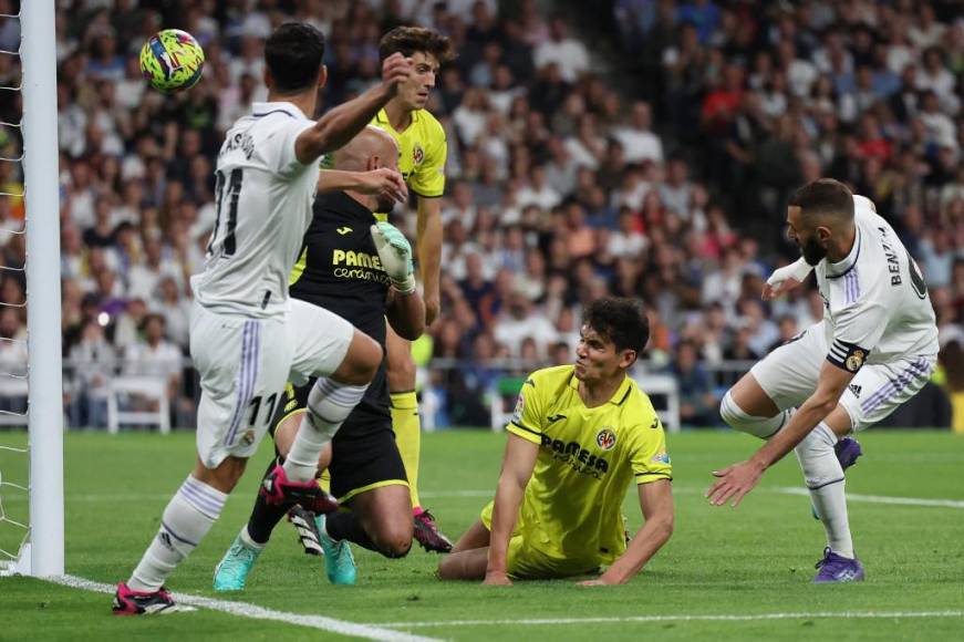 El Real Madrid se puso por delante gracias a un tanto en contra de Pau Torres, que intentaba cortar un pase de la muerte de Marcos Asensio que iba dirigido hacia Benzema.