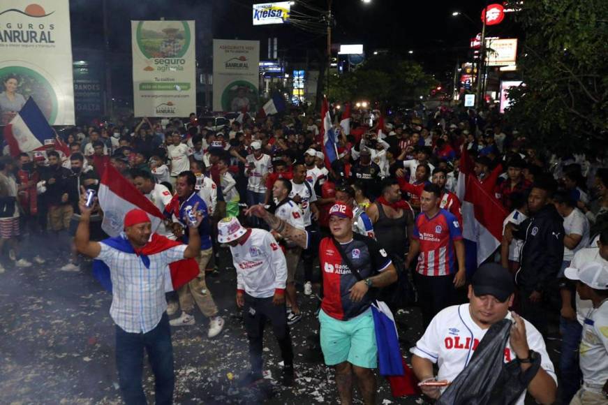 Así fue la celebración de los aficionados del Olimpia tras ganar la Copa 35 en la historia de la Liga Nacional.