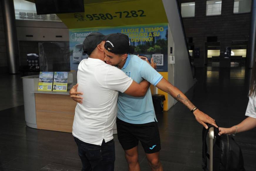 Luis Palma fue el más feliz en el Aeropuerto Internacional Toncontín, ya que fue sorprendido por su familia. Así lo abrazó su padre.